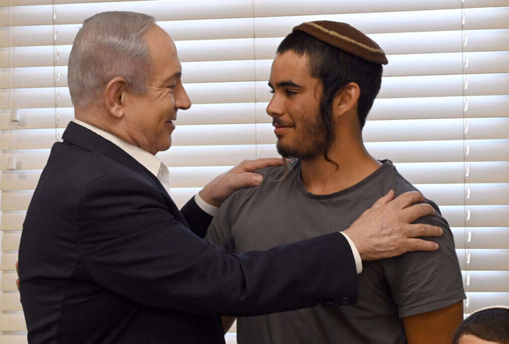 נתניהו ובנו של אלירז פרץ ז"ל שהתגייס היום לגולני. | חיים צח - לע"מ