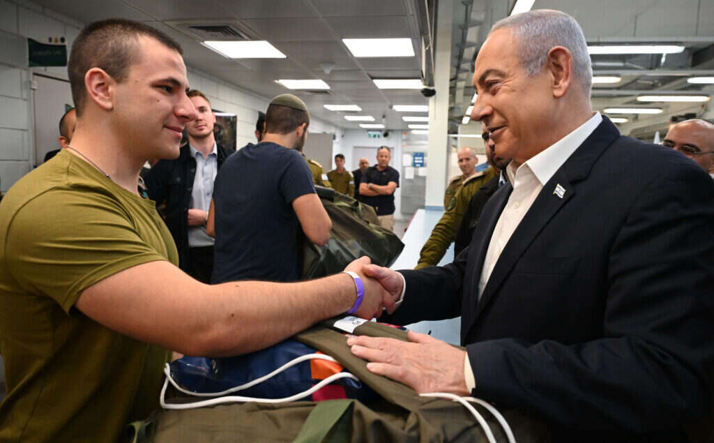 ראש הממשלה בנימין נתניהו, בגיוס לוחמי גולני וגבעתי, בבסיס תל השומר. | חיים צח - לע"מ