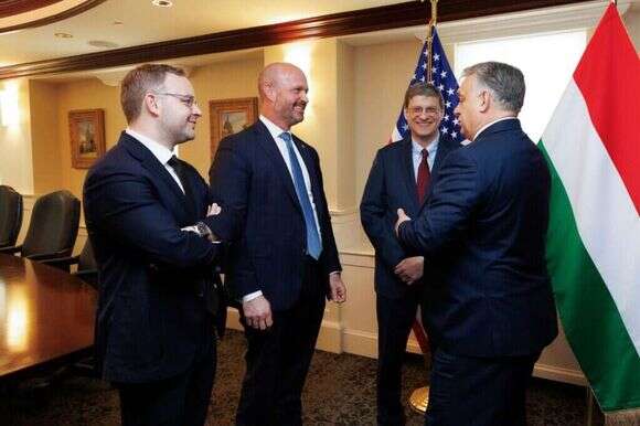 חזוני עם ראש ממשלת הונגריה ויקטור אורבן (מימין), יועצו המדיני בלאז' אורבן (משמאל), ונשיא קרן הריטג', קווין רוברטס. | קרן הריטג' חזוני עם ראש ממשלת הונגריה ויקטור אורבן (מימין), יועצו המדיני בלאז' אורבן (משמאל), ונשיא קרן הריטג', קווין רוברטס. | קרן הריטג'