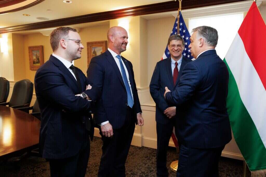חזוני עם ראש ממשלת הונגריה ויקטור אורבן (מימין), יועצו המדיני בלאז' אורבן (משמאל), ונשיא קרן הריטג', קווין רוברטס. | קרן הריטג'