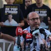 אביו של החטוף איתן מור, חתום על המכתב. | Avshalom Sassoni/Flash90