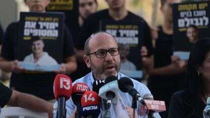 אביו של החטוף איתן מור, חתום על המכתב. | Avshalom Sassoni/Flash90