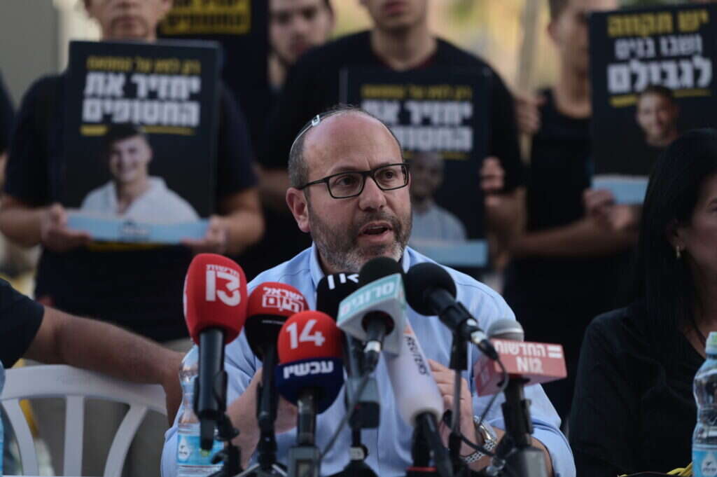 אביו של החטוף איתן מור, חתום על המכתב. | Avshalom Sassoni/Flash90 אביו של החטוף איתן מור, חתום על המכתב. | Avshalom Sassoni/Flash90