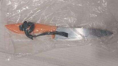 הסכין שהדביק המחבל על גופו. | דוברות המשטרה הסכין שהדביק המחבל על גופו. | דוברות המשטרה