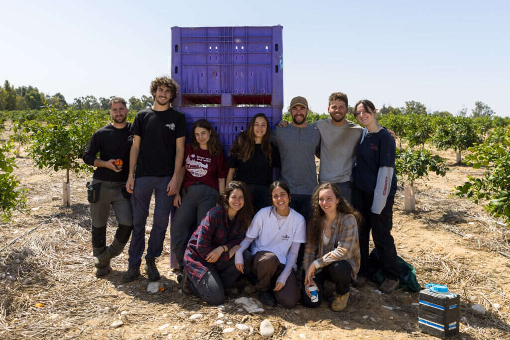 מימין לשמאל: דליה, בניה, אביב, רוני, אביה, שון, מיכה. יושבות: נועה, מעיין, שחר. | לירון מולדובן מימין לשמאל: דליה, בניה, אביב, רוני, אביה, שון, מיכה. יושבות: נועה, מעיין, שחר. | לירון מולדובן