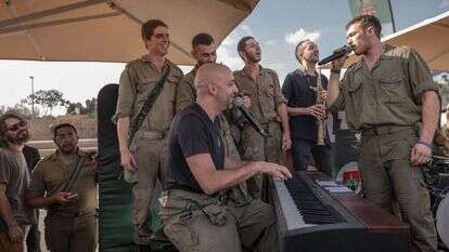 עידן רייכל עם לוחמים. | חן שימל, פלאש 90