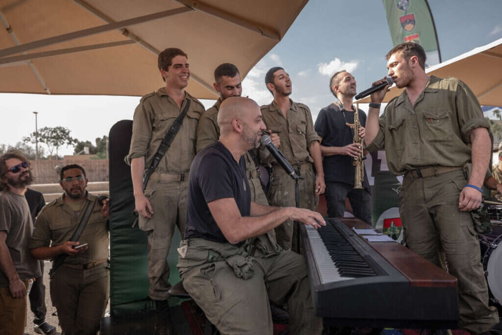 עידן רייכל עם לוחמים. | חן שימל, פלאש 90 עידן רייכל עם לוחמים. | חן שימל, פלאש 90