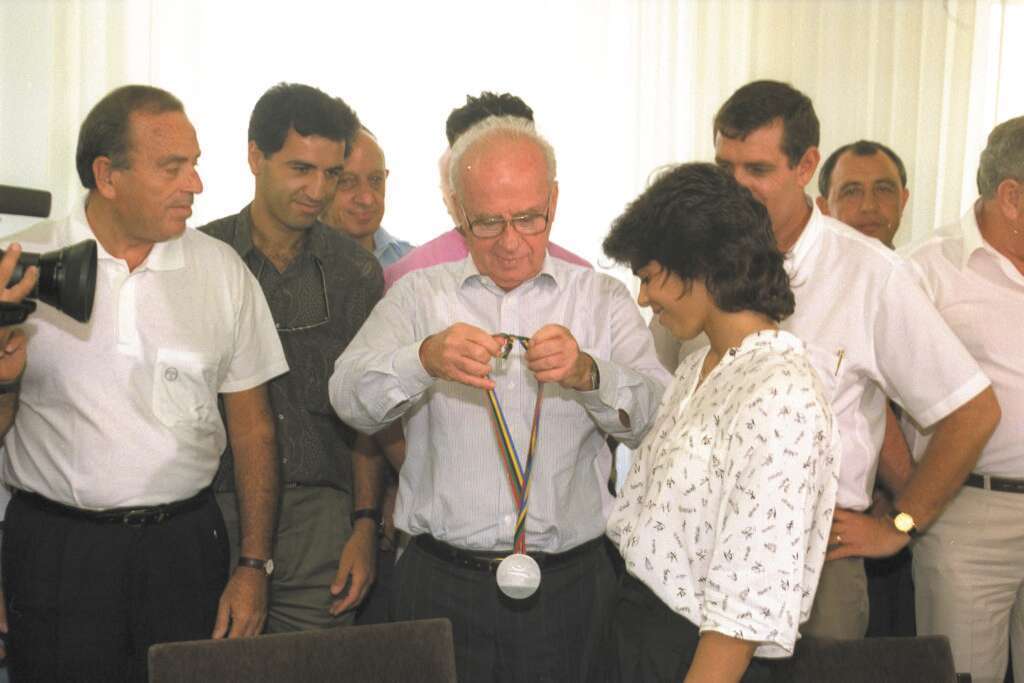 אלפי אנשים נגשו אליי. רבין וארד אחרי הזכייה. | יעקב סער, לע"מ פגישת ראש הממשלה יצחק רבין עם המדליסטית האולימפית יעל ארד, במשרדו בירושלים. אלפי אנשים נגשו אליי. רבין וארד אחרי הזכייה. | יעקב סער, לע"מ פגישת ראש הממשלה יצחק רבין עם המדליסטית האולימפית יעל ארד, במשרדו בירושלים.