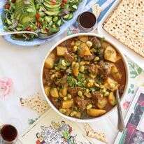 תבשיל בשר, תפוחי אדמה ופול. | אפרת ליכטנשטט