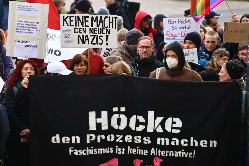 מפגינים מחוץ לאולם בית המשפט הבוקר. | EPA