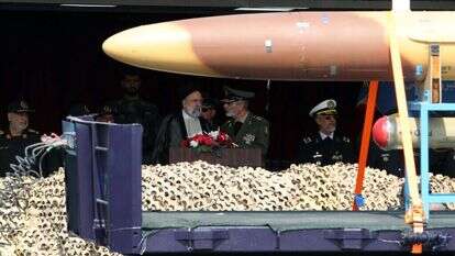 נשיא איראן ראיסי צופה במצעד הצבאי ביום הצבא. | EPA