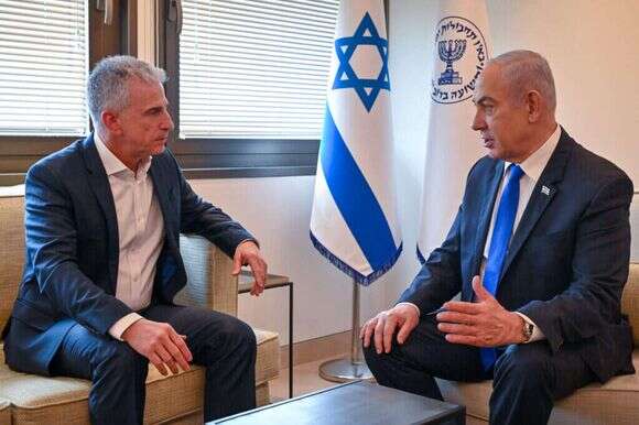 ראש הממשלה בנימין נתניהו עם ראש המוסד דדי ברנע, ראש המשלחת הישראלית לקטאר, ארכיון | קובי גדעון - לע"מ