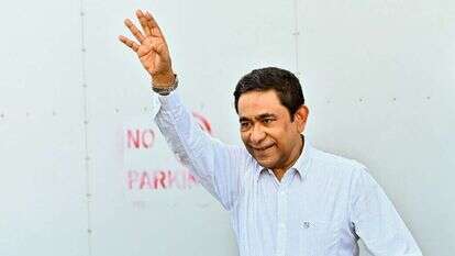 נשיא המלדיביים לשעבר, עבדולה יאמין, הבוקר מחוץ לכותלי בית המשפט. | AFP