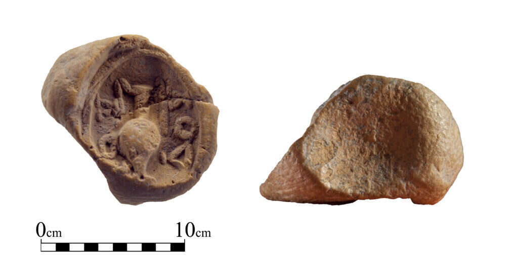 אסימון חרס מהר הבית ועליו הכיתוב ΔΟΥ-ΛΟ[Υ] ("דוּלוּ"). | פנים וצד: יצחק דבירה