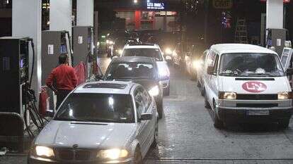 התורים בתחנות הדלק באיראן במוצאי שבת. | רויטרס