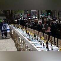 מיצג שולחן ליל הסדר הריק של החטופים בלונדון. | EPA