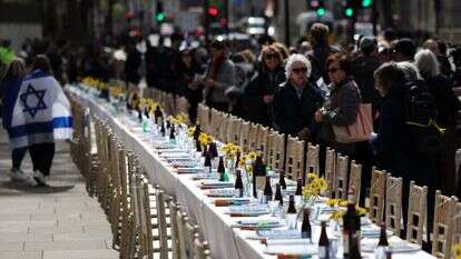 מיצג שולחן ליל הסדר הריק של החטופים בלונדון. | EPA מיצג שולחן ליל הסדר הריק של החטופים בלונדון. | EPA