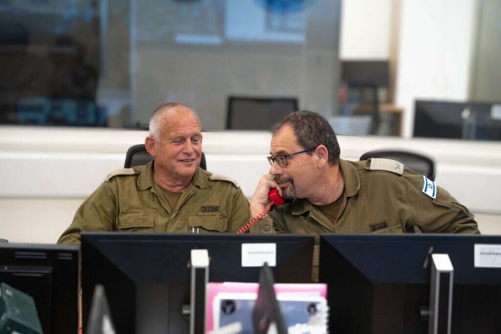 לא יושבים ומחכים לאויב. תא"ל בני מר ותא"ל עופר שפרן בחמ"ל. | דובר צה"ל