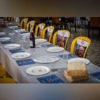 מיצג ליל הסדר בקיבוץ ניר־עוז, בהמתנה לשובם של החטופים. | לירון מולדובן - פלאש 90