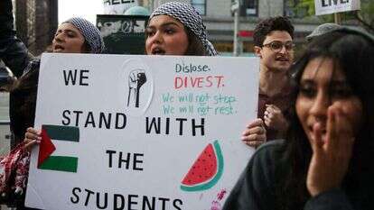 סטודנטים בהפגנה אנטי-ישראלית באוניברסיטת קולומביה בניו-יורק. | Leonardo Munoz / AFP סטודנטים בהפגנה אנטי-ישראלית באוניברסיטת קולומביה בניו-יורק. | Leonardo Munoz / AFP