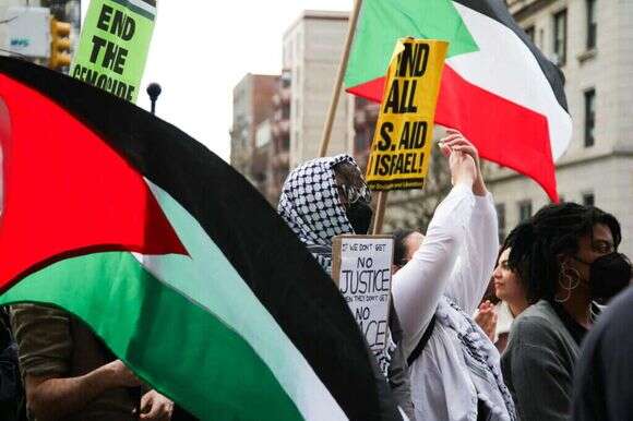סטודנטים בהפגנה אנטי-ישראלית באוניברסיטת קולומביה בניו-יורק. | Leonardo Munoz / AFP