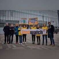 בכירים בארגון Lawyer for Foodwatch בצרפת, מוחים מחוץ לאולם בית המשפט בפברואר האחרון לאור משפט של נסטלה, בו נטען כי עברה תשע עבירות הנוגעות לבקבוקי מים. | AFP בכירים בארגון Lawyer for Foodwatch בצרפת, מוחים מחוץ לאולם בית המשפט בפברואר האחרון לאור משפט של נסטלה, בו נטען כי עברה תשע עבירות הנוגעות לבקבוקי מים. | AFP