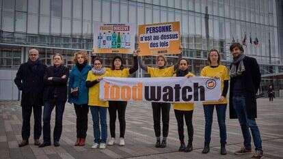 בכירים בארגון Lawyer for Foodwatch בצרפת, מוחים מחוץ לאולם בית המשפט בפברואר האחרון לאור משפט של נסטלה, בו נטען כי עברה תשע עבירות הנוגעות לבקבוקי מים. | AFP