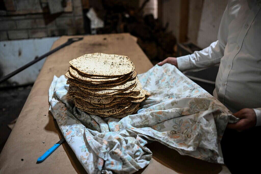 הכנת מצות בירושלים לקראת ליל הסדר. | AFP הכנת מצות בירושלים לקראת ליל הסדר. | AFP
