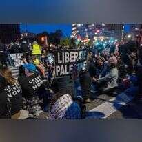 מפגינים אנטי-ישראלים מוחים בברוקלין במהלך ליל הסדר. | AFP