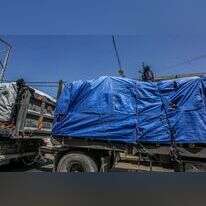 מחבלי חמאס משתלטים על משאיות הסיוע שנכנסו מישראל לרצועת עזה. | עאבד ראחים חאטיב, פלאש 90