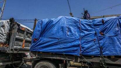 מחבלי חמאס משתלטים על משאיות הסיוע שנכנסו מישראל לרצועת עזה. | עאבד ראחים חאטיב, פלאש 90