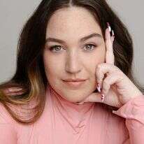 מיה דגן. | רותם לבל | איפור ושיער: אלכס סיבקוב | סטייליניג: לימור ריחנה | שמלה: מישי מונו