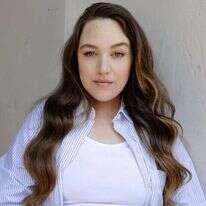 מיה דגן. | רותם לבל | איפור ושיער: אלכס סיבקוב | סטייליניג: לימור ריחנה | שמלה: מישי מונו