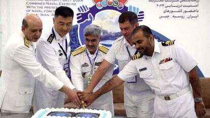קצינים בציים של איראן, סין ורוסיה בתרגיל משותף שהתקיים במפרץ עומאן | AFP קצינים בציים של איראן, סין ורוסיה בתרגיל משותף שהתקיים במפרץ עומאן | AFP