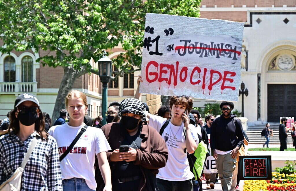 "ראשונים בג'נוסייד". מחאה אנטי-ישראלית באוניברסיטת UCLA בקליפורניה. | AFP