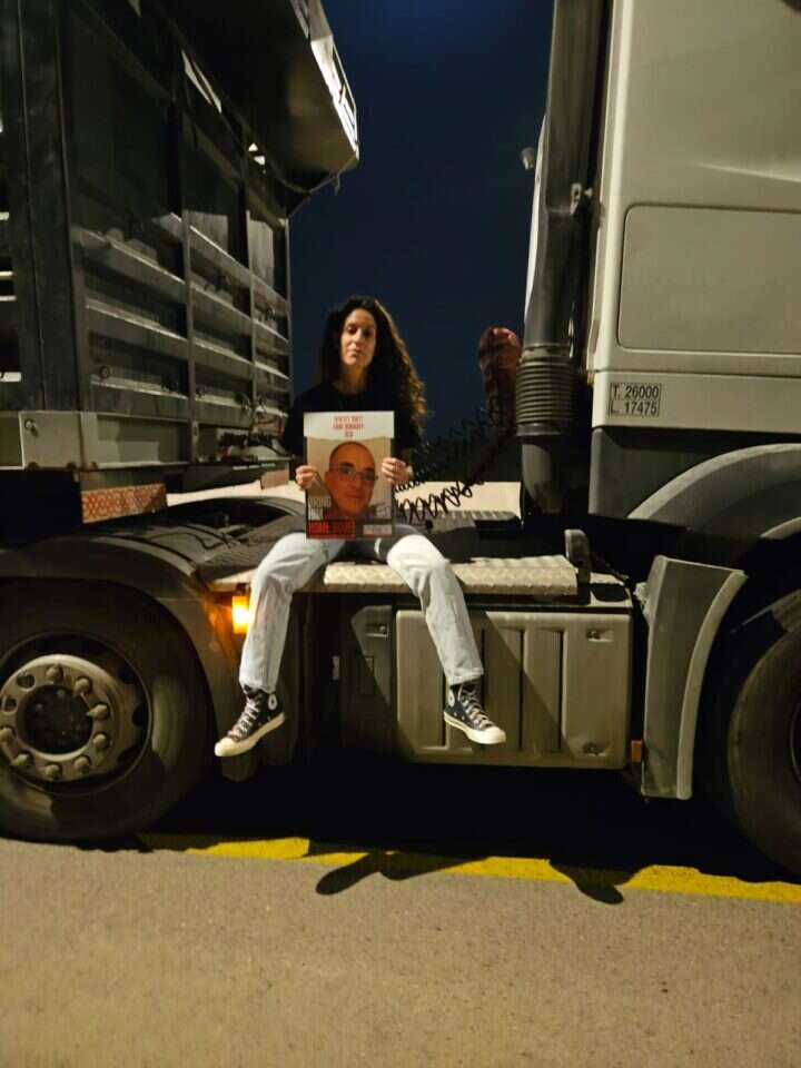 על סבריאגו אחייניתו של החטוף ליאור רודאיף, חוסמת את משאיות הסיוע לחמאס עם פעילי צו 9. | צו 9