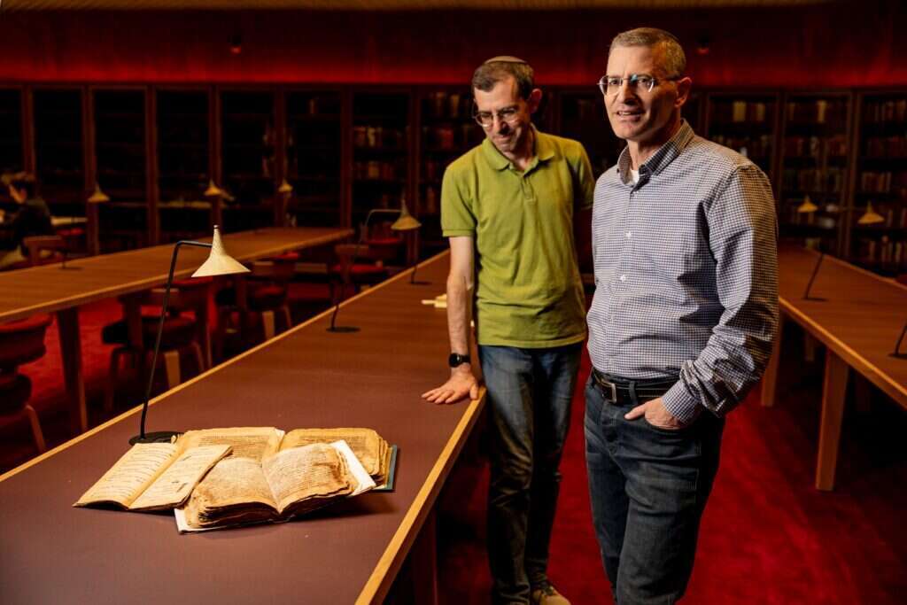 יצחק גילה (משמאל) ויעקב פוקס עם חלק מכתבי היד בספרייה הלאומית. | נעמה שטרן