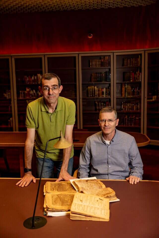 יצחק גילה (משמאל) ויעקב פוקס עם חלק מכתבי היד בספרייה הלאומית. | נעמה שטרן