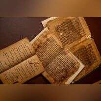 הגדה של פסח (במרכז) וקובץ פיוטים (משמאל) מאוסף נחום השמוריםבספרייה הלאומית. | נעמה שטרן