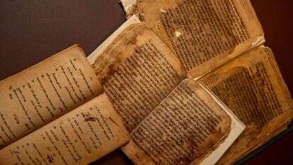 הגדה של פסח (במרכז) וקובץ פיוטים (משמאל) מאוסף נחום השמוריםבספרייה הלאומית. | נעמה שטרן