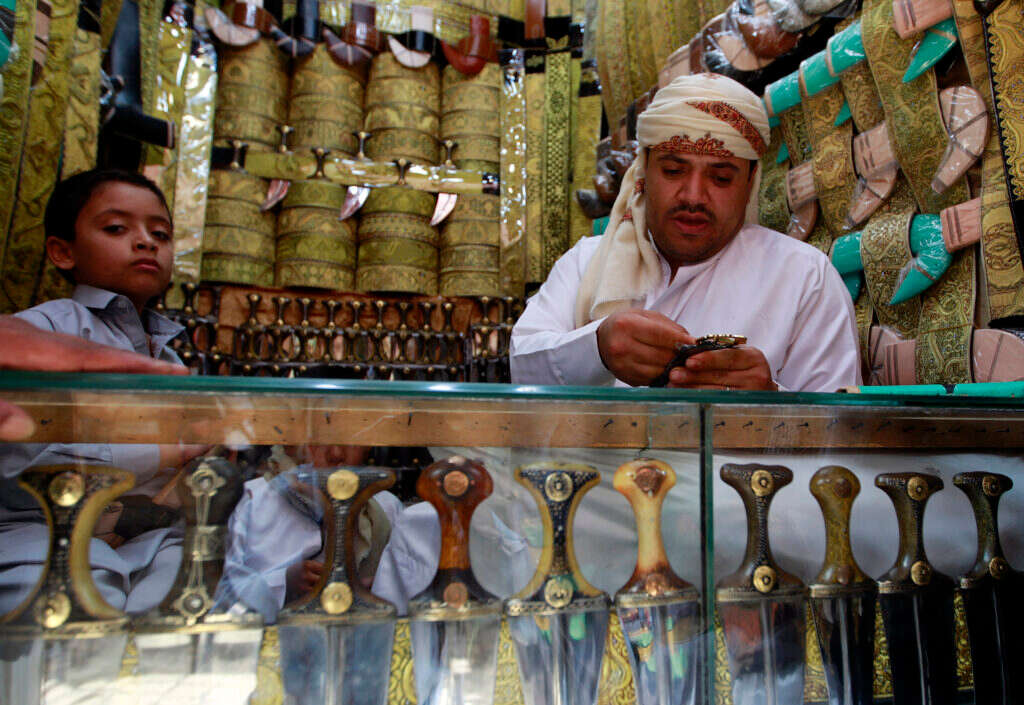 חנות לממכר ג'מביה (פגיון מסורתי) בשוק בצנעא. | איי.אף.פי חנות לממכר ג'מביה (פגיון מסורתי) בשוק בצנעא. | איי.אף.פי