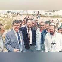 ד"ר גב"י בוטבול (משמאל) בתקופתו כראש מועצת קרני שומרון, עם אריה דרעי כשר הפנים. ראשית שנות התשעים. באדיבות המצולם