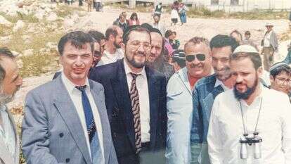 ד"ר גב"י בוטבול (משמאל) בתקופתו כראש מועצת קרני שומרון, עם אריה דרעי כשר הפנים. ראשית שנות התשעים. באדיבות המצולם