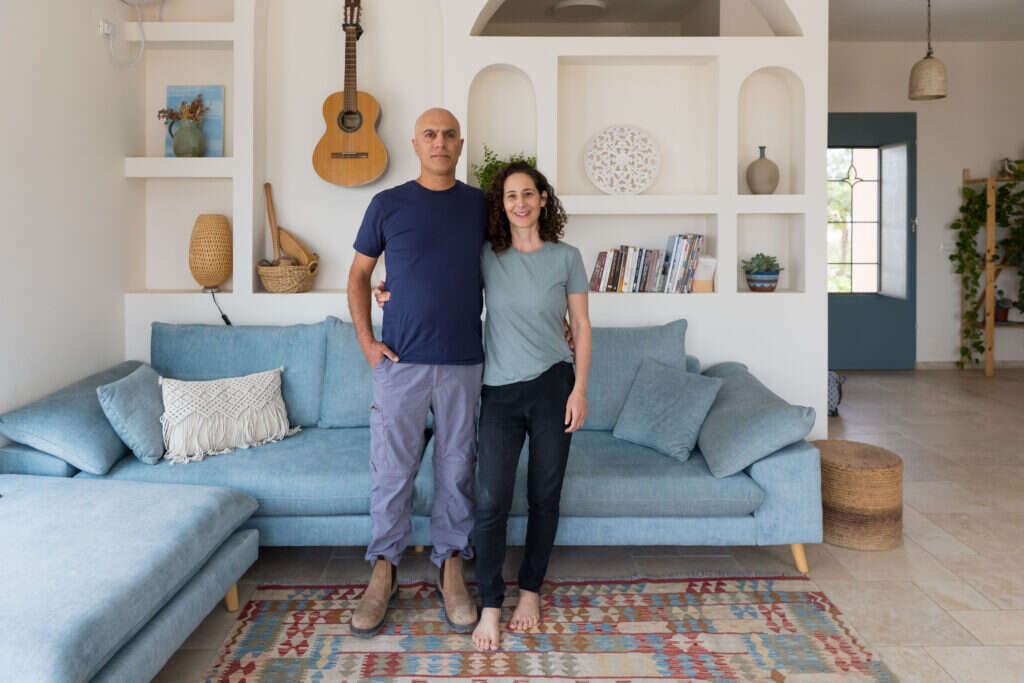 הריחוק מאלץ את התושבים להיות יצירתיים. מיכל ובועז שר־שלום. | לירון מולדובן