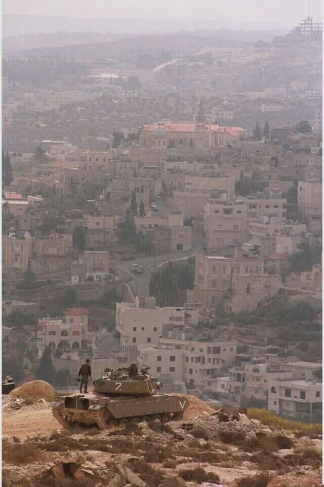 התמגנות במקום מלחמה. טנק שהוצב מול שכונת גילה בשנת 2000. | משה מילנר, לע"מ