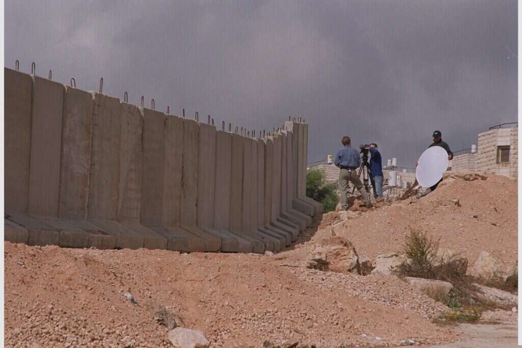 התמגנות במקום מלחמה. בטונדות שהוצבו מול שכונת גילה בשנת 2000. צילומים: משה מילנר, לע"מ