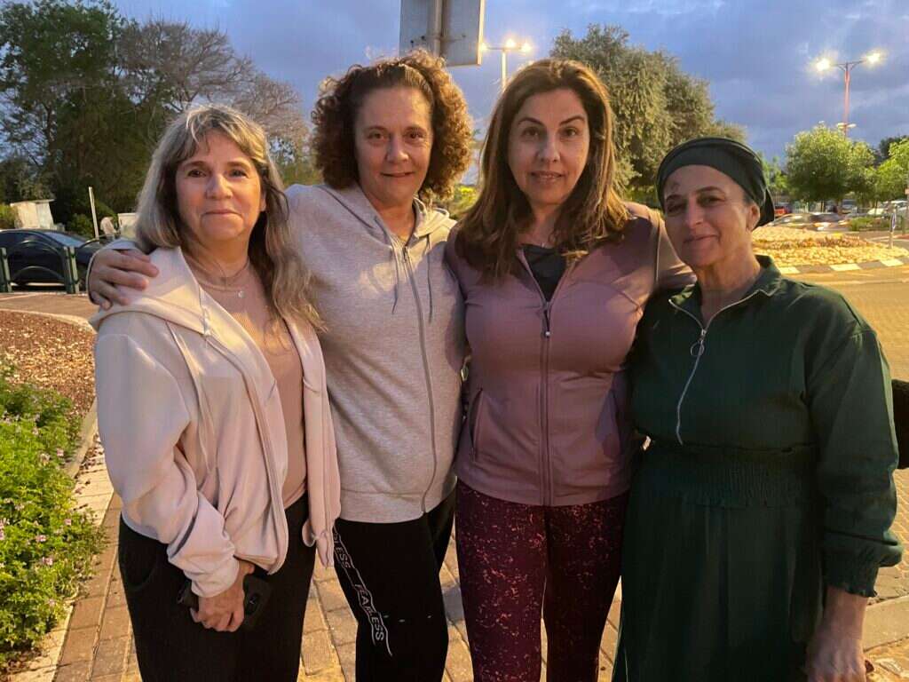 "שינינו את מסלול ההליכה". רוחמה חמו, מירב זעירא, טל ממן ונוגה אלישע. | איילת כהנא