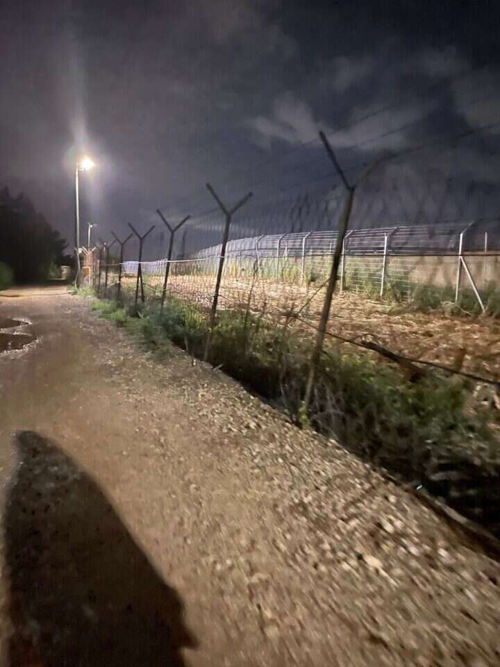 לא חיכו לגדר ההפרדה. הגדר החשמלית סביב בת־חפר. | איילת כהנא