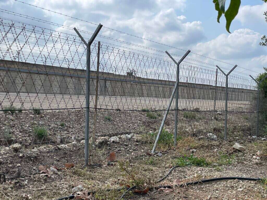 בדיקות מקצועיות גילו שאין חפירות תת־קרקעיות. גדר ההפרדה ליד בת־חפר. | איילת כהנא