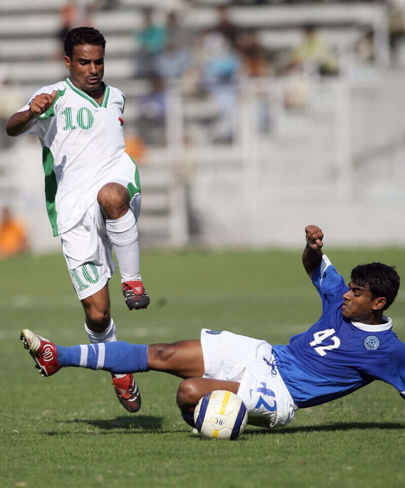 שחקן הכדורגל התימני עלי אל־נונו (משמאל)במשחק באליפות אסיה בכדורגל בניו־דלהי, 2006. | איי.אף.פי